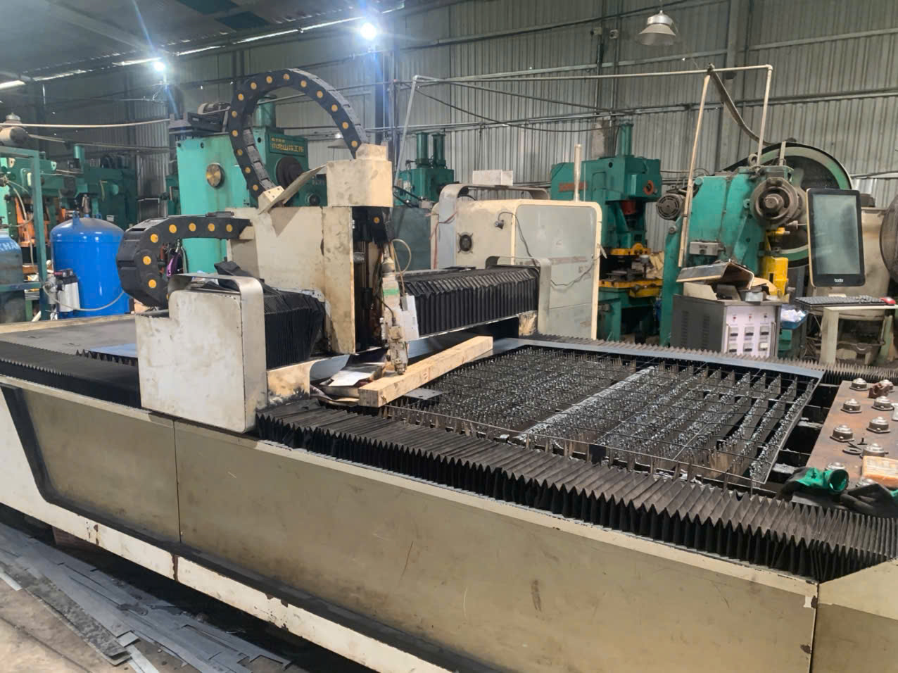 Laser cutting machine